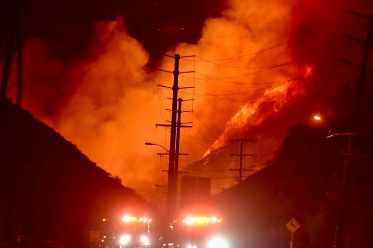 Малібу у вогні: потужна лісова пожежа вирує в американській Каліфорнії