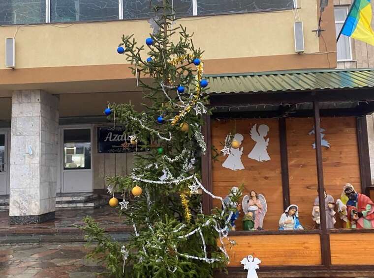 На Тернопільщині місцеві жителі шоковані цьогорічною головною ялинкою