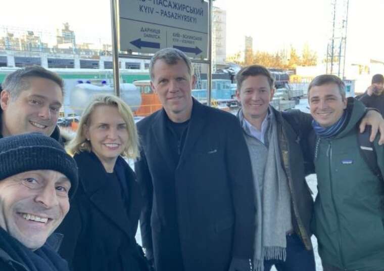 Во время массированной атаки РФ в Киев прибыла делегация из США