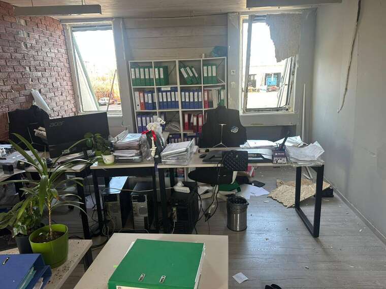 В Одеському районі уламки ракети пошкодили будівлю транспортної компанії та вісім вантажівок