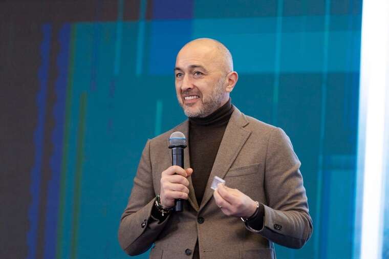 НБУ випустив квадратну монету із зашифрованим кодом «Цифрова держава»