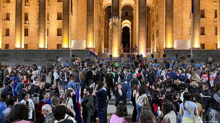 В Грузии Парламент принял странные законы, ограничивающие президента и участников протеста