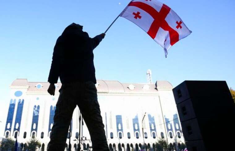 У Грузії сьогодні обирають президента: люди виходять на протест до парламенту