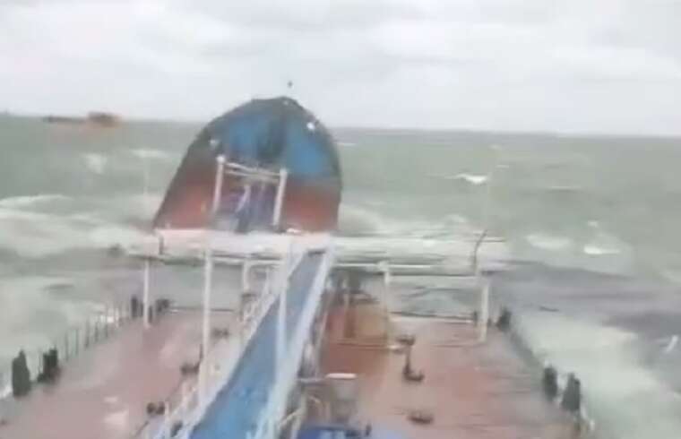 З’явилися кадри з місця аварії двох російських танкерів у Керченській протоці