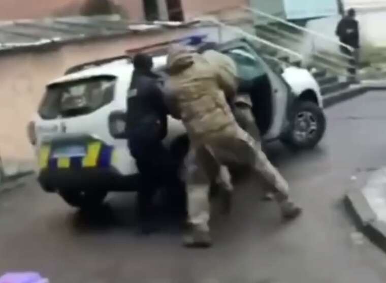 Жінки відбили чоловіка від мобілізації, не дозволивши забрати його в поліцію