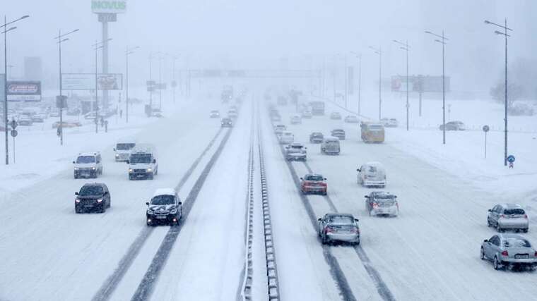 Українців попередили про негоду: штормовий вітер та сніг