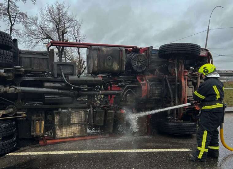 В Киеве перевернулся грузовик: есть пострадавшая