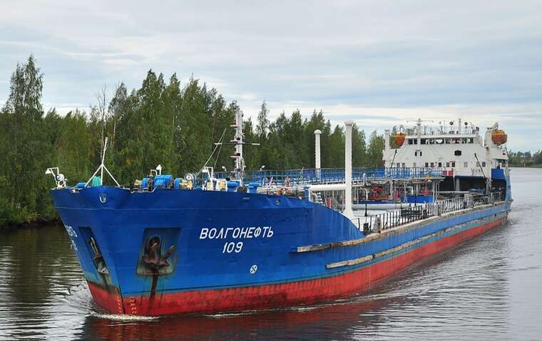 Ще один російський танкер подав сигнал лиха