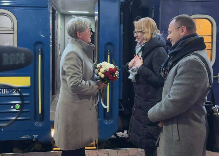 Глава МЗС Австралії прибула до Києва