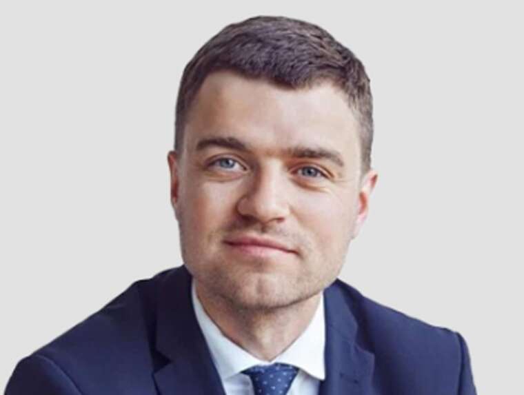 Віце-президент Visa Антон Пятигін відпочиває у Парижі з коханкою під прикриттям службового відрядження