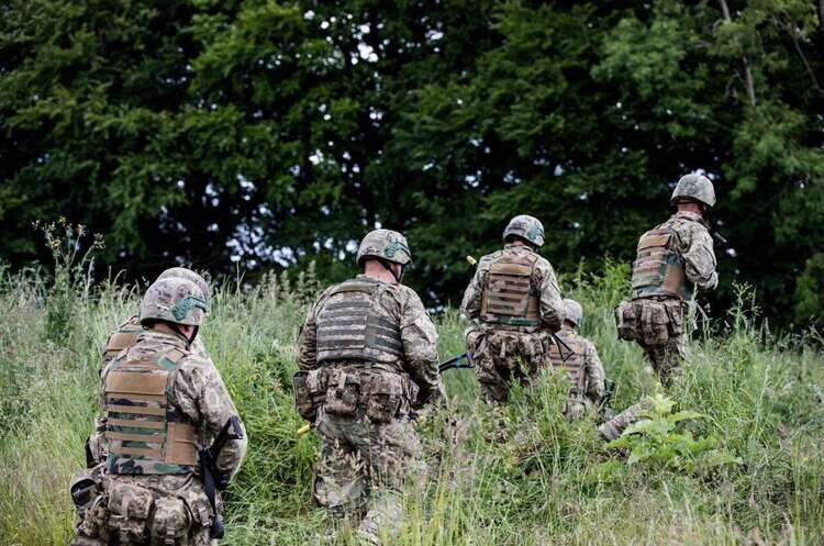 Європа може відправити до 100 тисяч військових в Україну, — Reuters