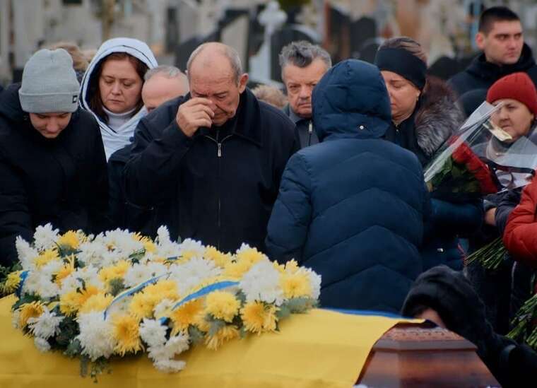 На Хмельниччині попрощалися з воїном, який загинув під час виконання бойового завдання