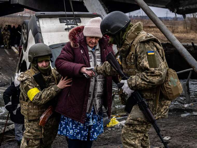 Поліцейські евакуювали з Костянтинівки дві родини з трьома дітьми