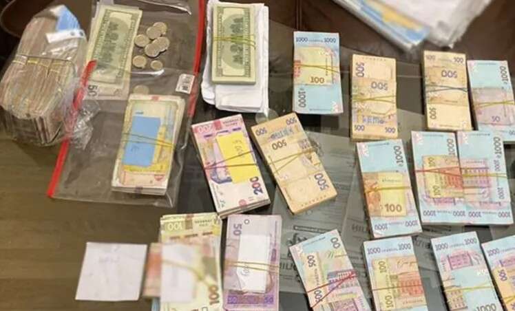 У Києві підозрюють нотаріуса та його співучасників у підробці понад 2 тисяч документів