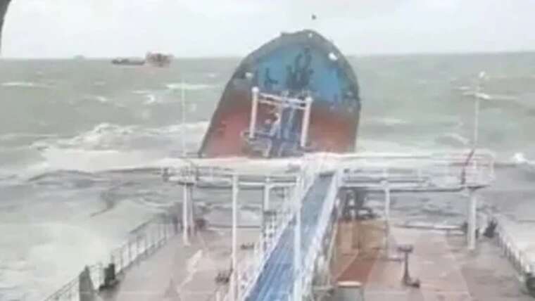 Аварии российских танкеров: в Чёрном море дрейфует пятно мазута