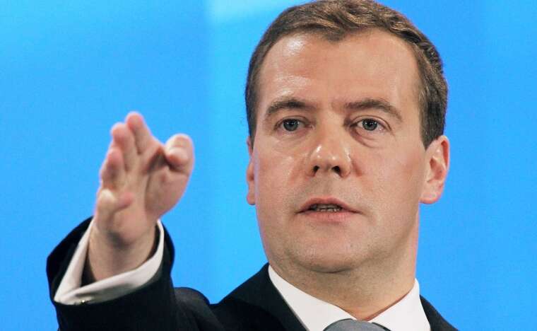 Медведєв розлютився через "почесне звання", яке  Зеленський надав Путіну