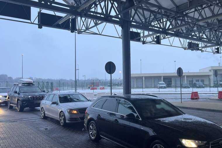 На кордоні з Польщею спостерігаються величезні затори: у черзі понад 50 автобусів
