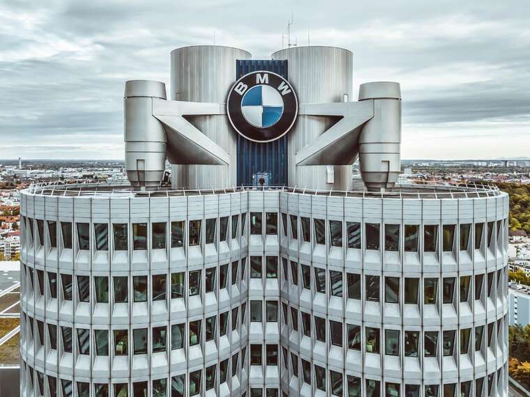 Компанія BMW повідомила, що зупинила незаконний експорт своїх автомобілів до Росії
