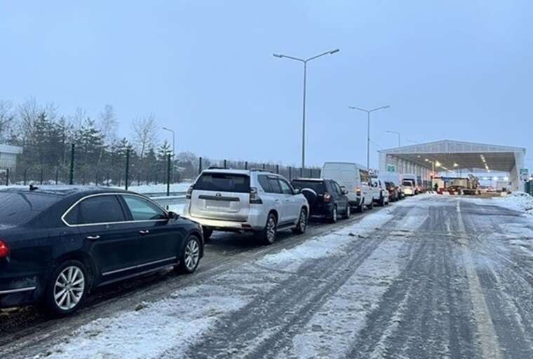 У ДПСУ розповіли, чому довгі черги у пунктах пропуску на кордоні з Україною