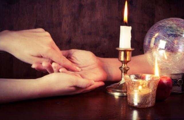 В сети показали, как во Львове работник ТЦК оплатил услуги гадалки