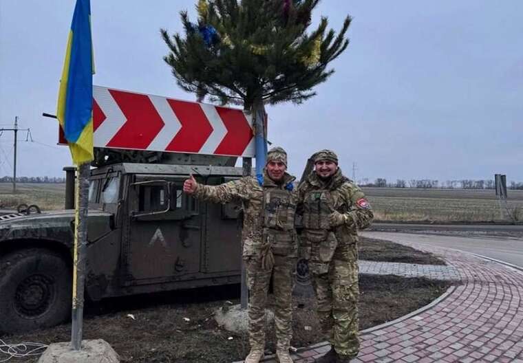 Українські військові на Курщині готуються до Новорічних свят: у Суджі встановили ялинку
