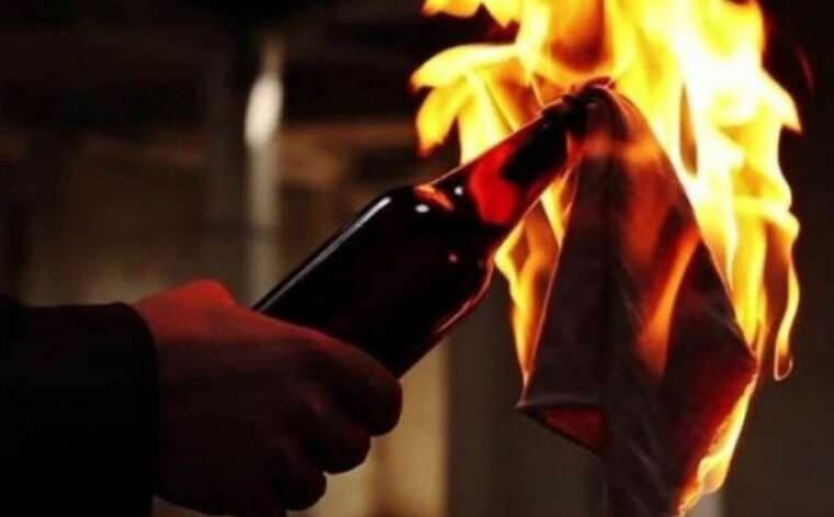 Пенсіонер закидав поліцейське авто “коктейлями Молотова” в столиці РФ