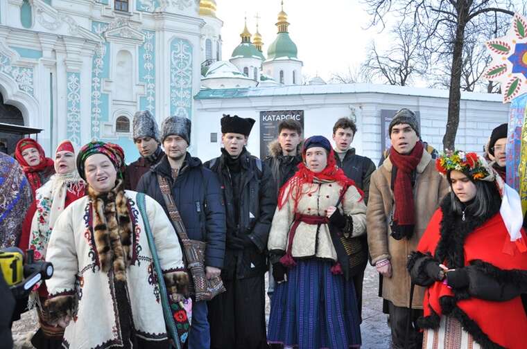 У столичному тролейбусі молодь виконала відому українську колядку