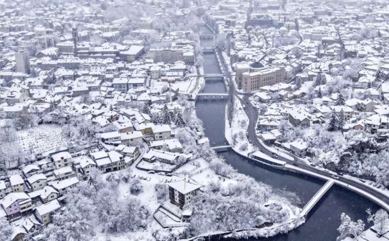 На Балканах десятки тысяч домов остались без электричества из-за снегопадов