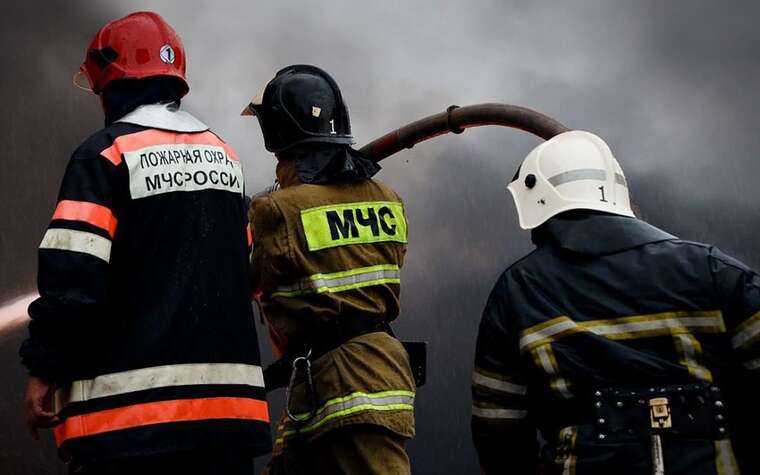 В РФ невідомий протаранив будівлю військкомату на автомобілі: потім підпалив позашляховик