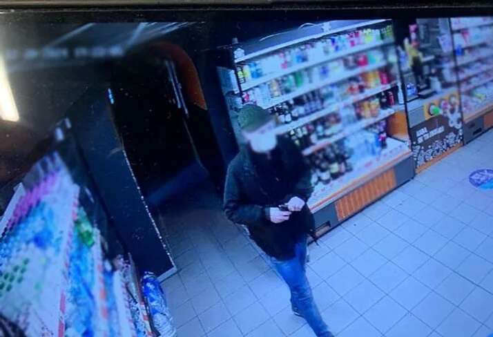 У столиці іноземець у масці та з пістолетом пограбував магазин на Андріївському узвозі