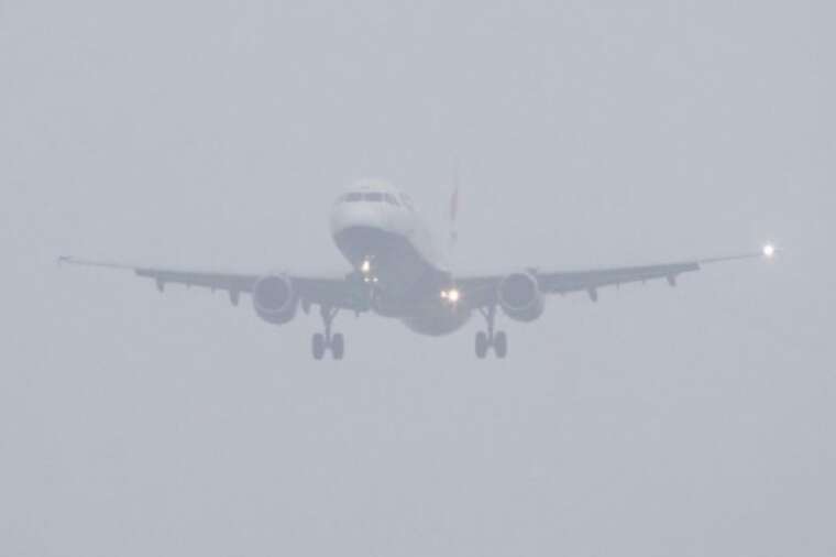 У Великій Британії через густий туман скасовуються та затримуються авіарейси