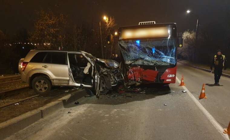 ДТП у Харкові: автівка зіштовхнулась з автобусом, є постраждалі
