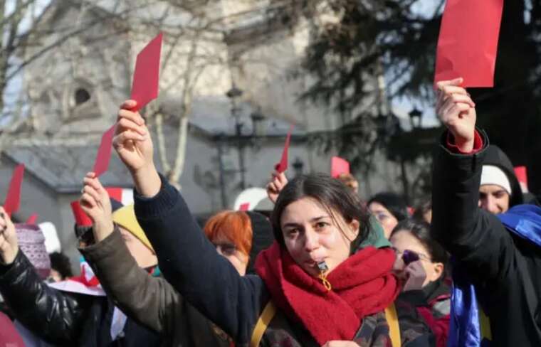 У Тбілісі знову проходять протести біля будівлі парламенту