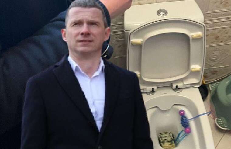 Депутат-хапуга Доманський  ховав доллари в унітазі