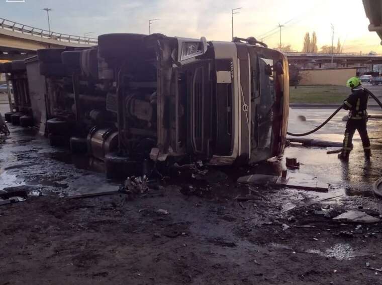В Киеве на Выдубичах с моста упал грузовик: водителю стало плохо