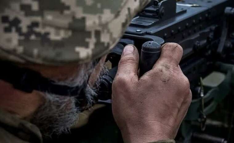 Сили оборони на Краматорському напрямку атакують окупанта на мотоциклі у полі