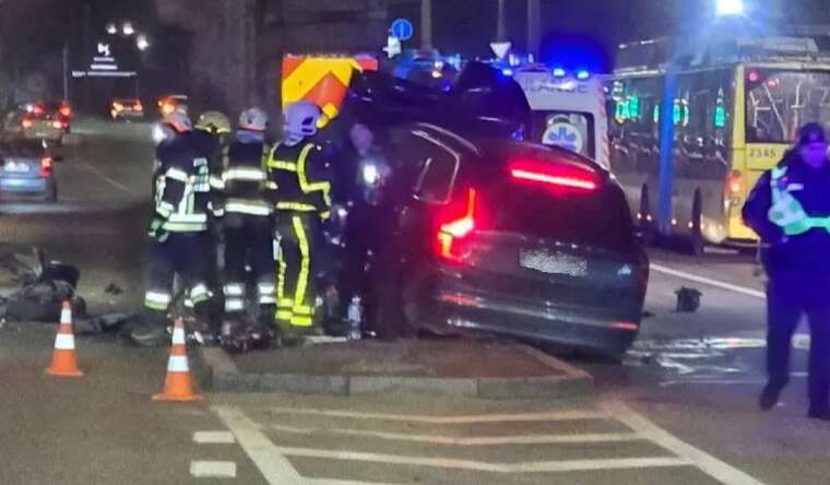 ДТП у Києві: легковик на швидкості протаранив опору моста