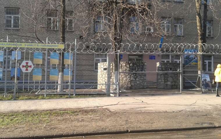 У Запорізькому військкоматі спалахнув конфлікт: чоловіки забарикадувалися, проти них застосували газ