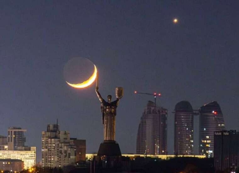 У столиці в небі зафіксовано космічне явище "поцілунок Венери та Місяця"