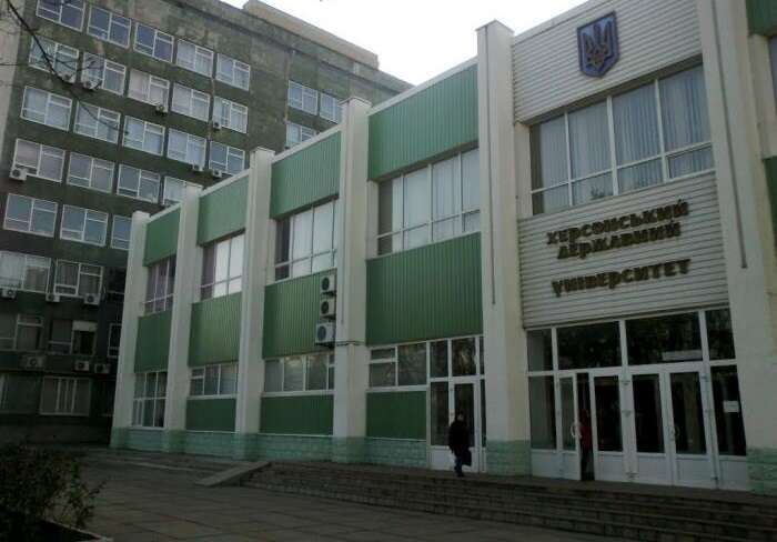 В ОВА показали наслідки вчорашнього обстрілу в Херсонському державному університеті