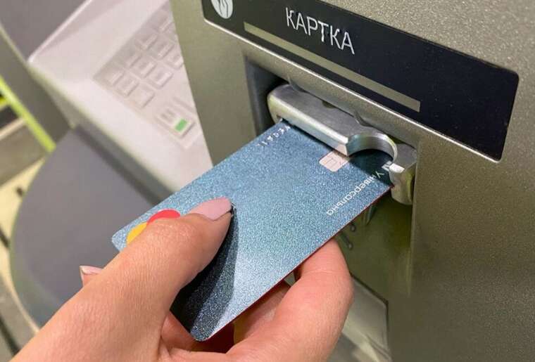 В НБУ відповіли, чи блокуватимуть українцям картки за часте зняття готівки