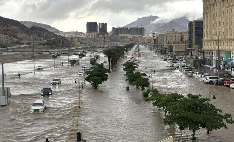 В Саудовской Аравии введён наивысший уровень опасности из-за сильных дождей и наводнений