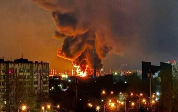 Атака по нафтобазі в Енгельсі: пожежа розгорілася ще сильніше, чутно нові вибухи