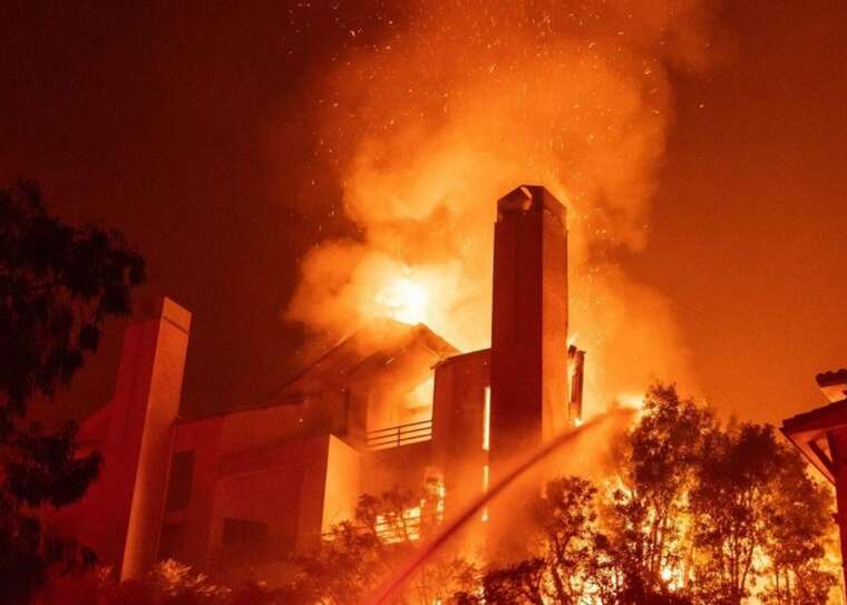 СМИ опубликовали фото последствий пожаров в американской Калифорнии