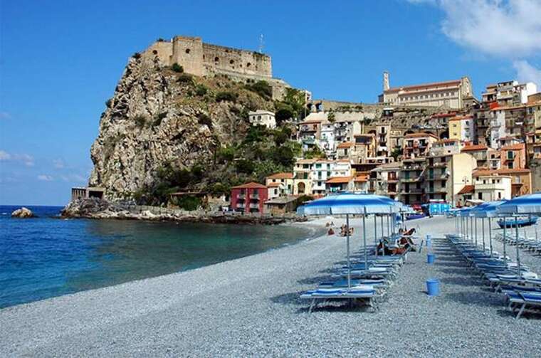 В Іспанії на популярному курорті труїли туристів у буфеті: підливали їм відбілювач