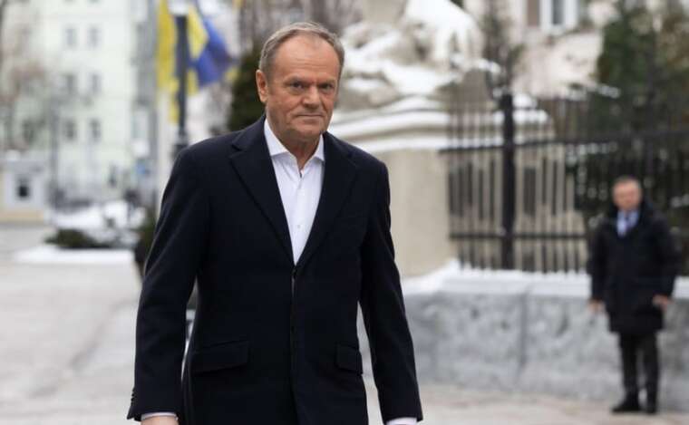 Туск: Україна видала перші дозволи на ексгумацію останків жертв Волинської трагедії