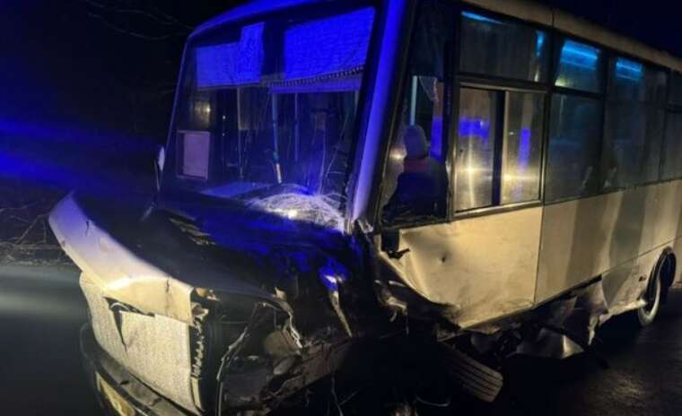 ДТП під Львовом: зіткнулись авто та автобус, є постраждалі