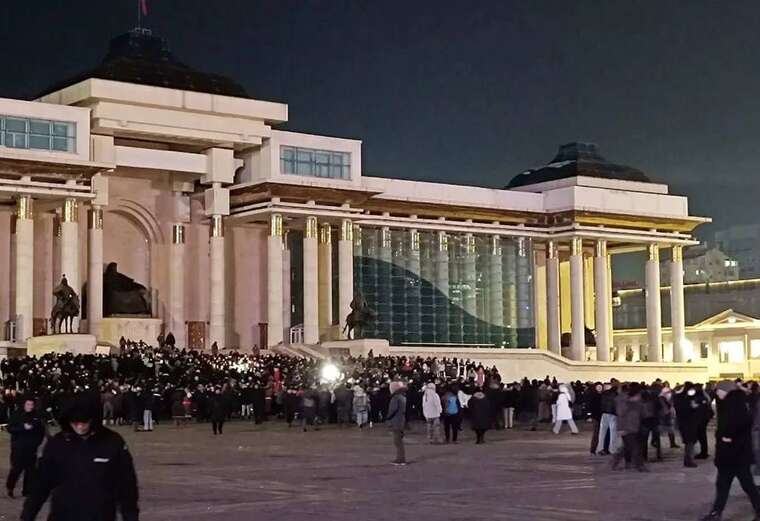 В Улан-Баторі почалися масові протести: вимагають відставки уряду