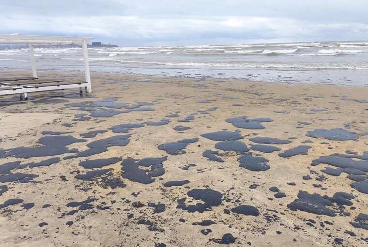 Крайне сложно очистить побережье Крыма от мазута