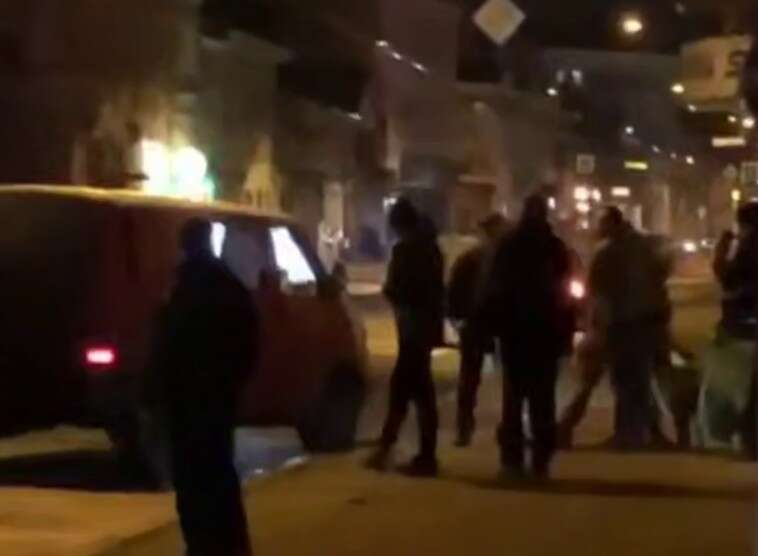 У Харкові чоловік вибив пістолетом вікно в автобусі ТЦК, де знаходилися затримані